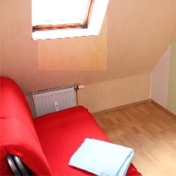 Kleines Schlafzimmer mit Sofa zum ausklappen